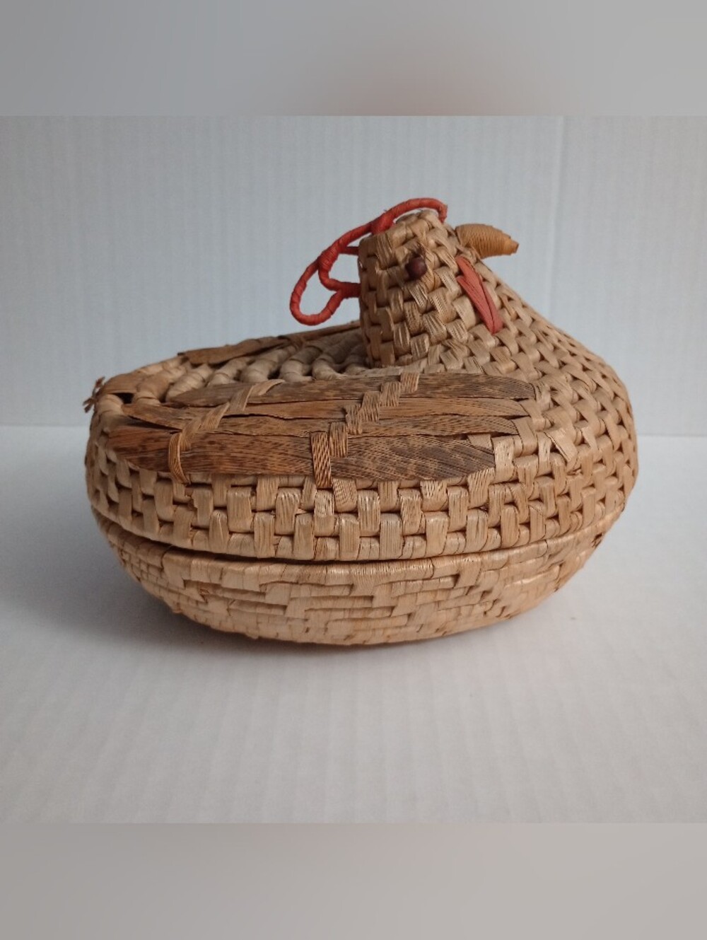 Vintage Woven Wicker Rooster Lidded Basket Farmhouse Storage Decor